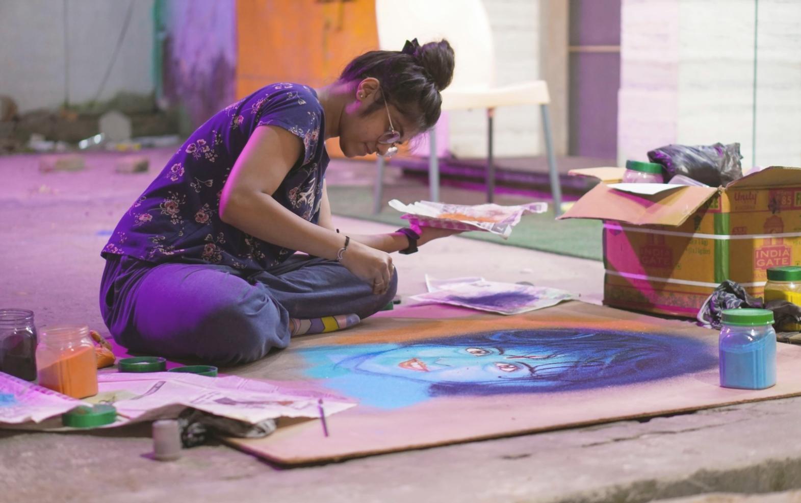 Studente durante una sessione di disegno ritrattistico